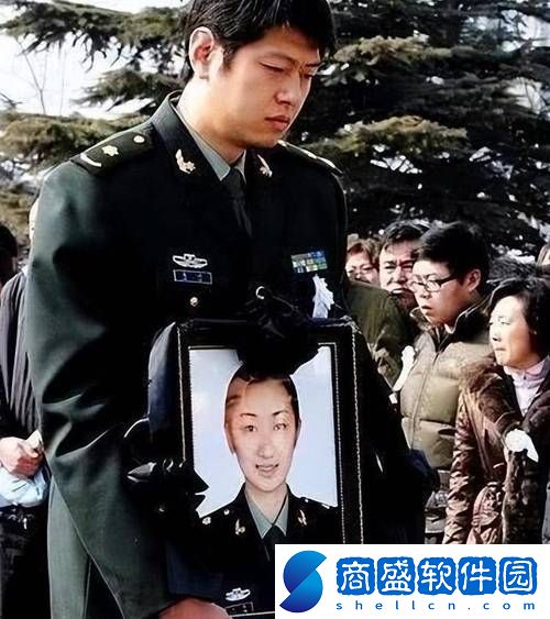 當著老公的遺像前妻的電視劇